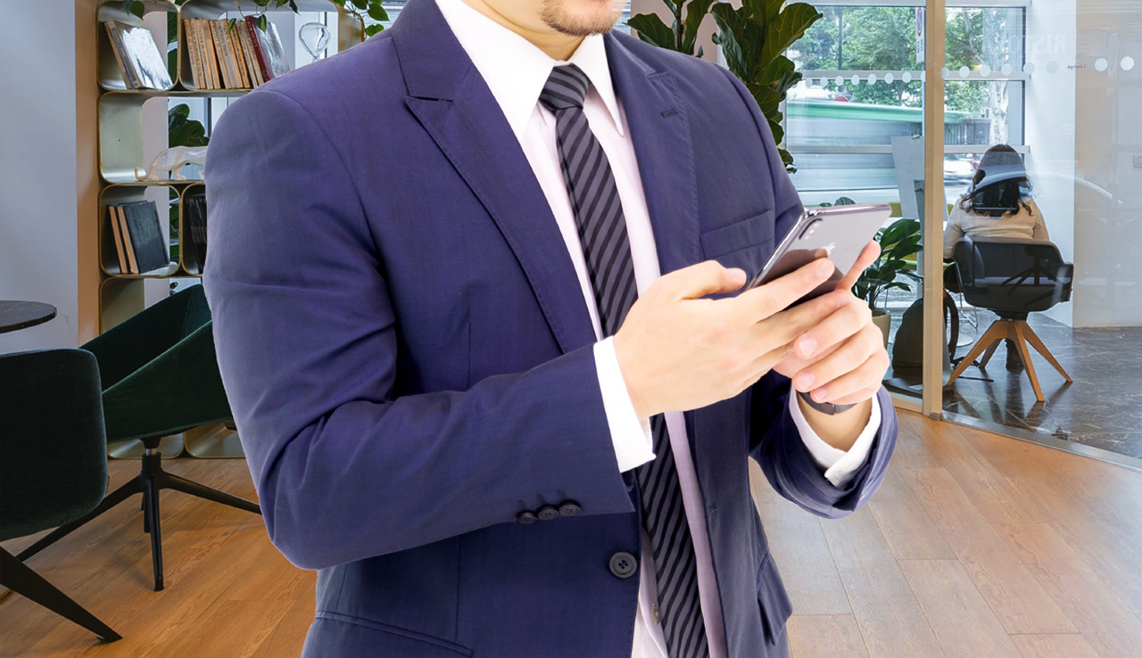 スマホを使う男性 イメージ